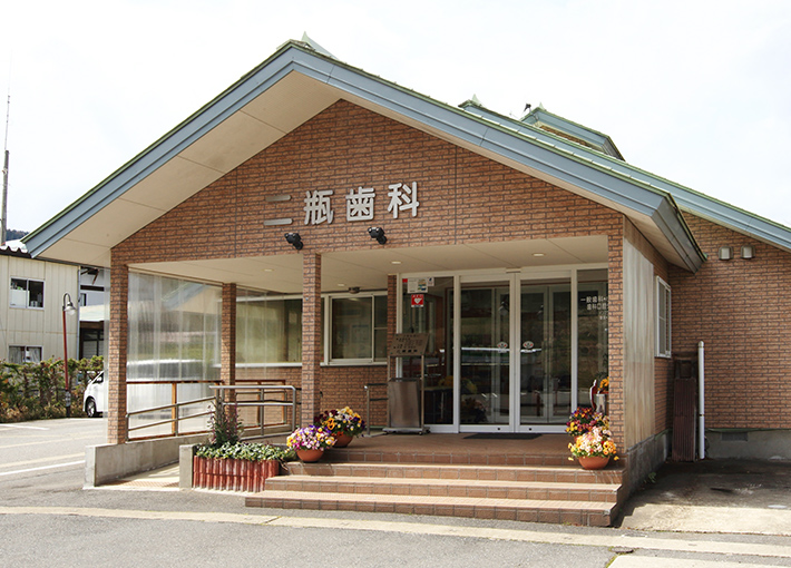 この町で、無理なく通える歯科治療を。